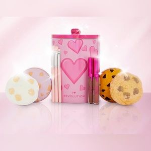 Makeup Revolution Cookie Tin Gift Set 9 products Eyeshadow Highlighter Bath New